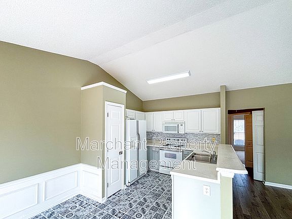 5th image of 113 W Okaloosa Way