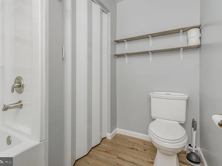 100 Grosvenor Ln #3 — Photo 25