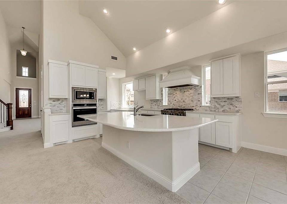1st image of 102 Lavender Ln
