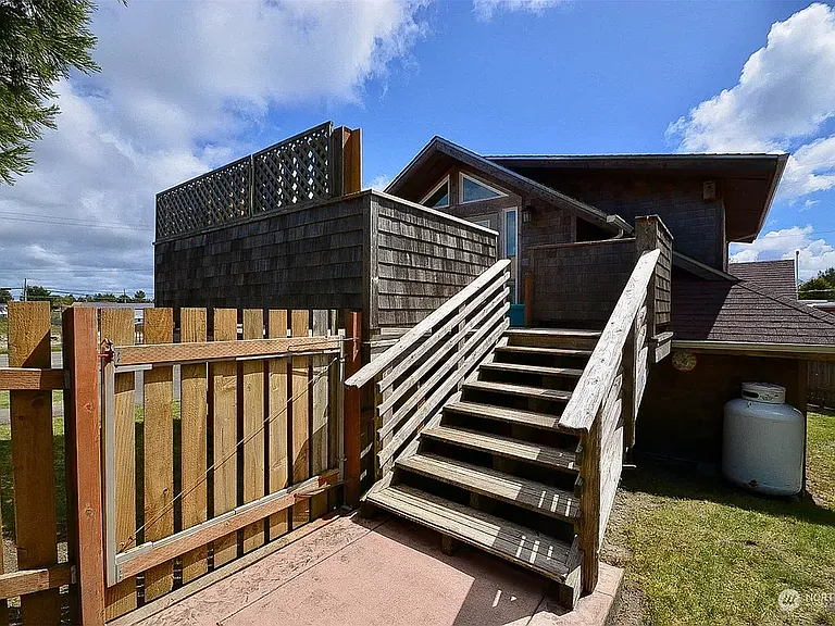 1001 N Montesano St — Photo 23