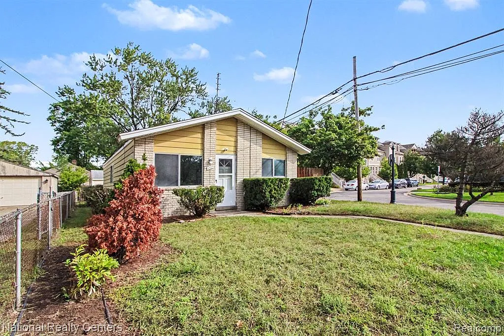3 bed, 1.0 bath, 900 sqft, $1,750 — Photo 2