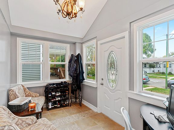 2nd image of 5535 W Warwick Ave