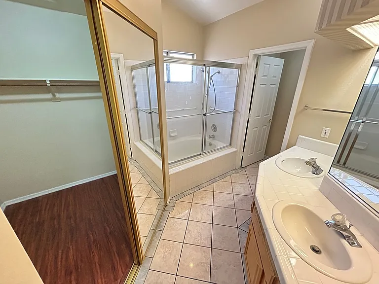 4552 Bradpoint Dr — Photo 33