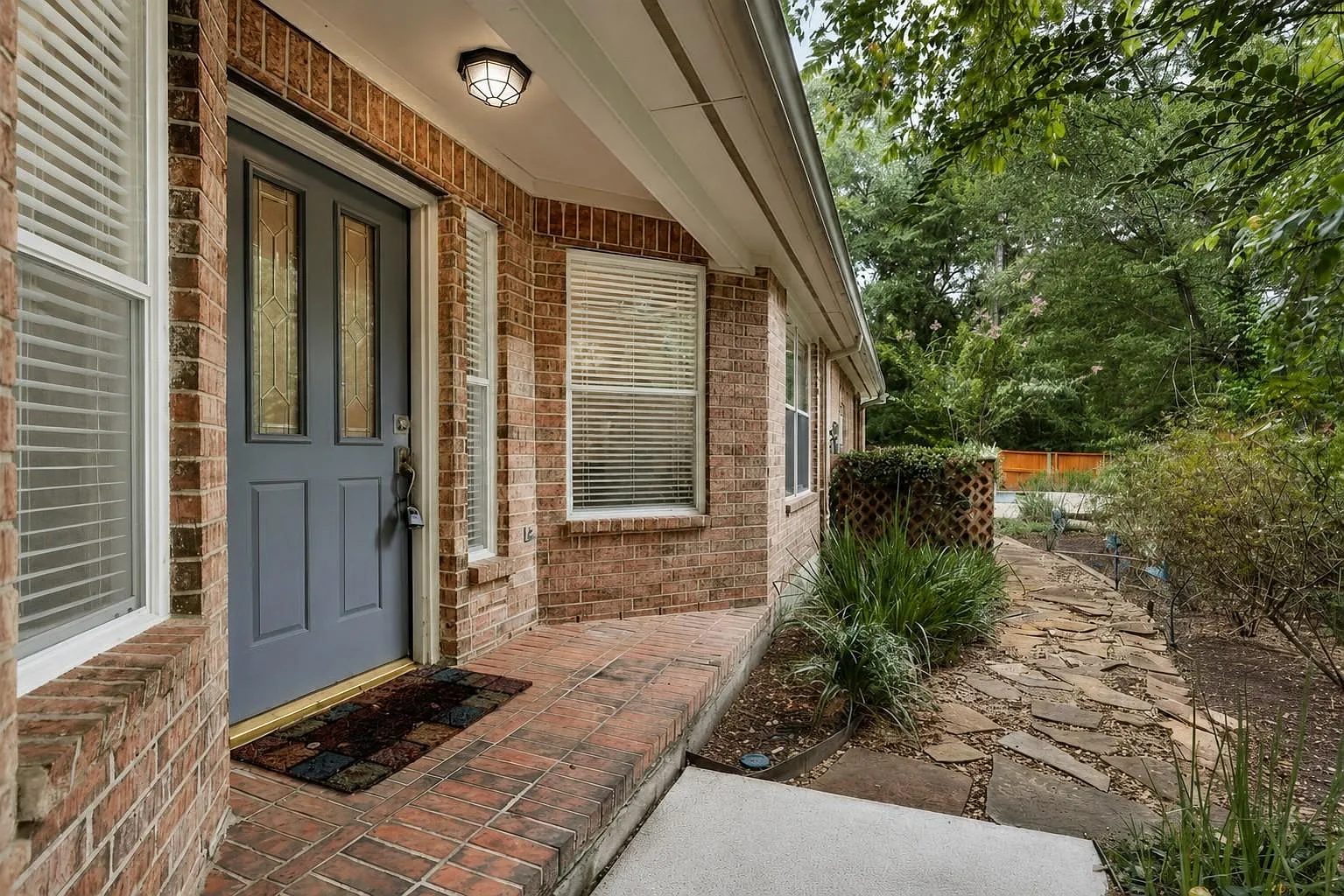 3 bed, 2.0 bath, 1958 sqft, $3,600 — Photo 4