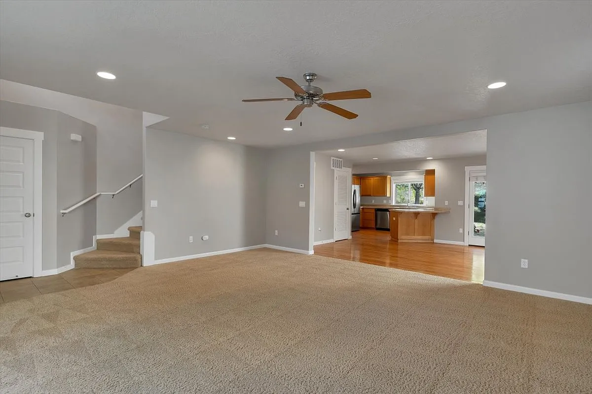 3 bed, 2.5 bath, 1686 sqft, $2,600 — Photo 2