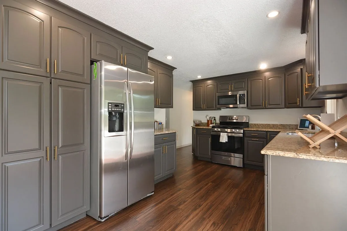 3 bed, 2.0 bath, 2442 sqft, $4,500 — Photo 2