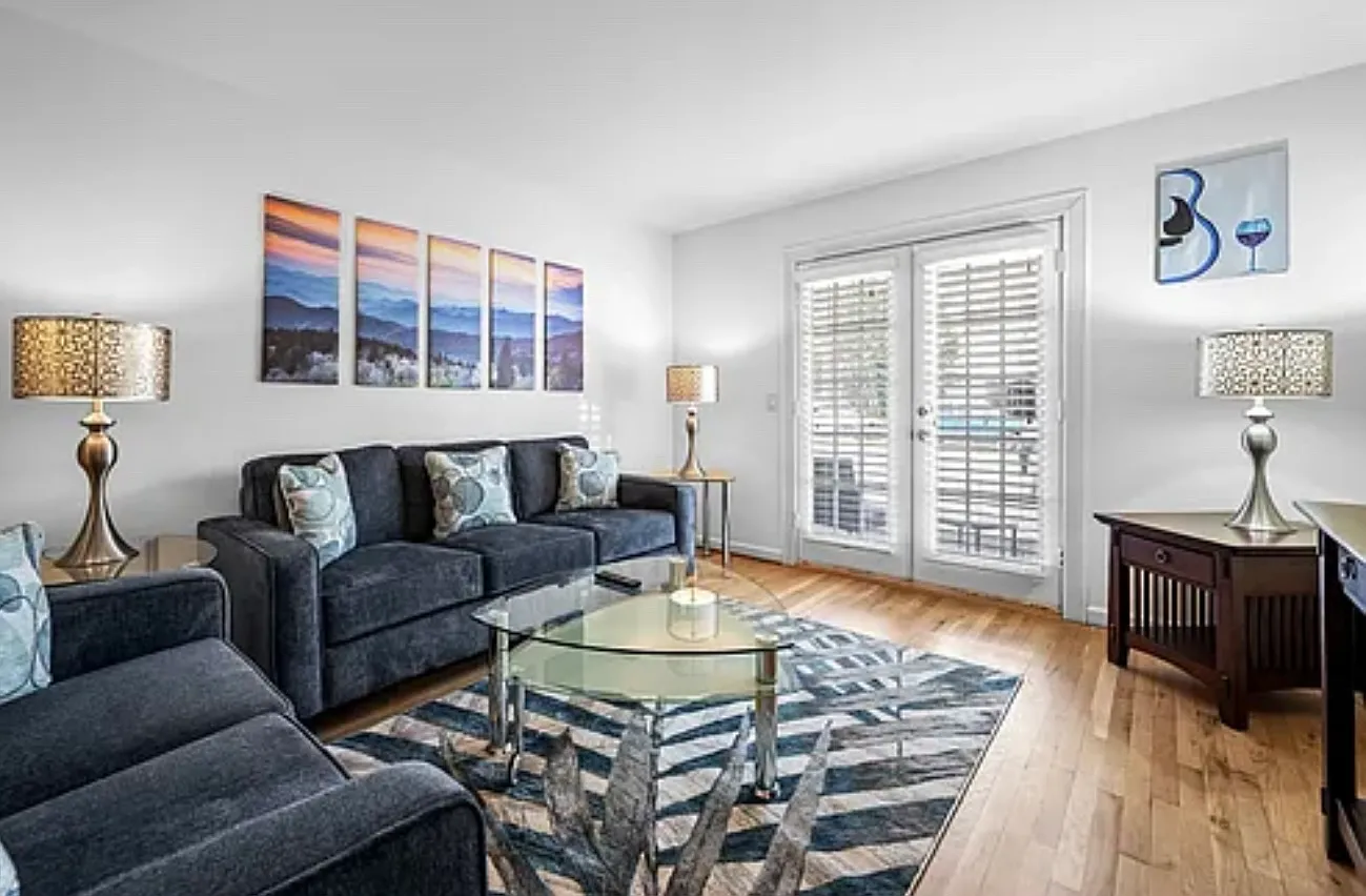 2 bed, 1050 sqft, $2,200 — Photo 1