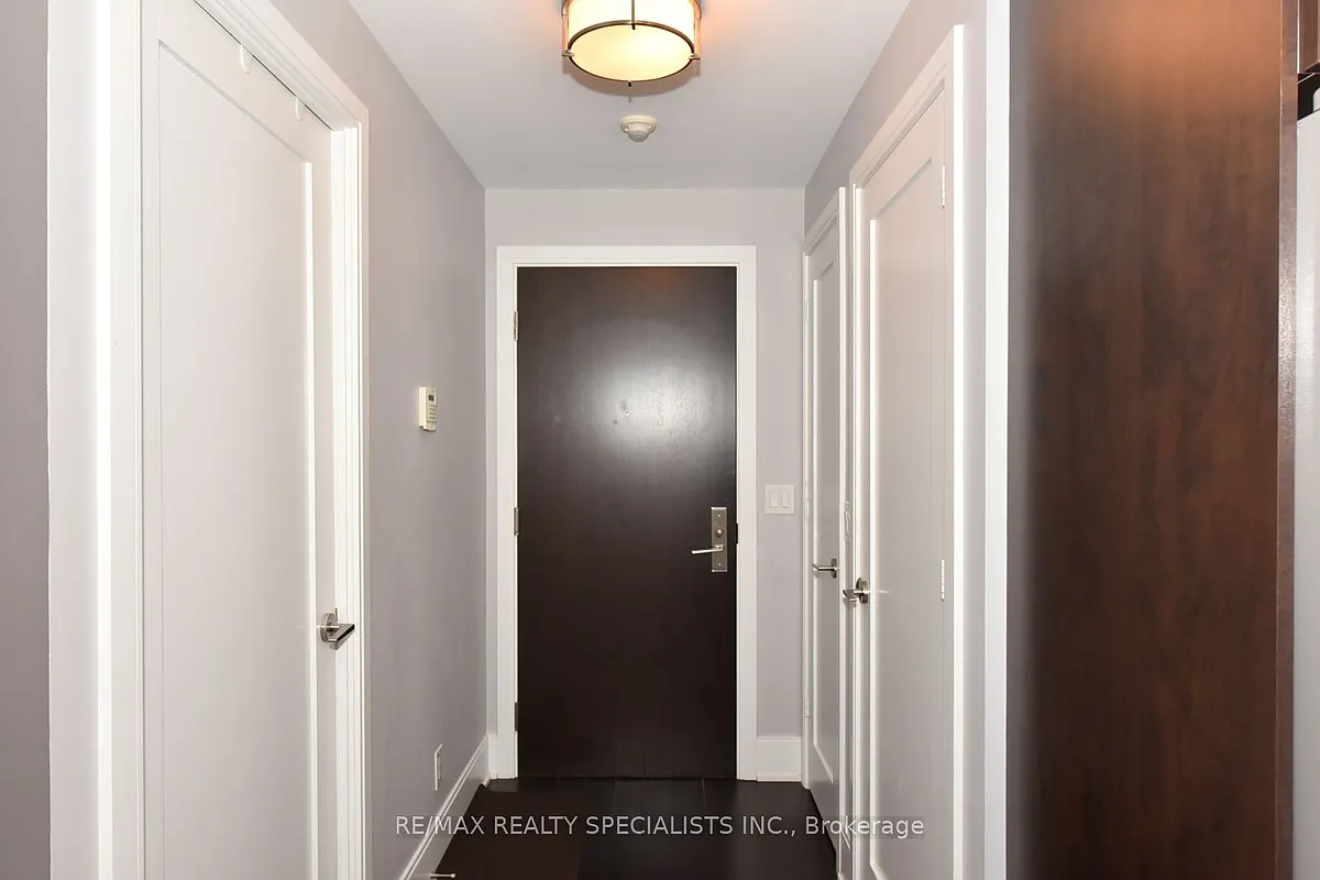 Building Photo - 70 Roehampton Ave #712