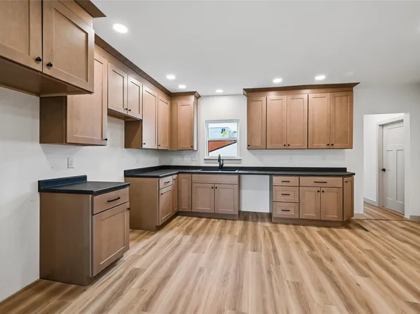 615 7th Ave, Belle Plaine, IA 52208