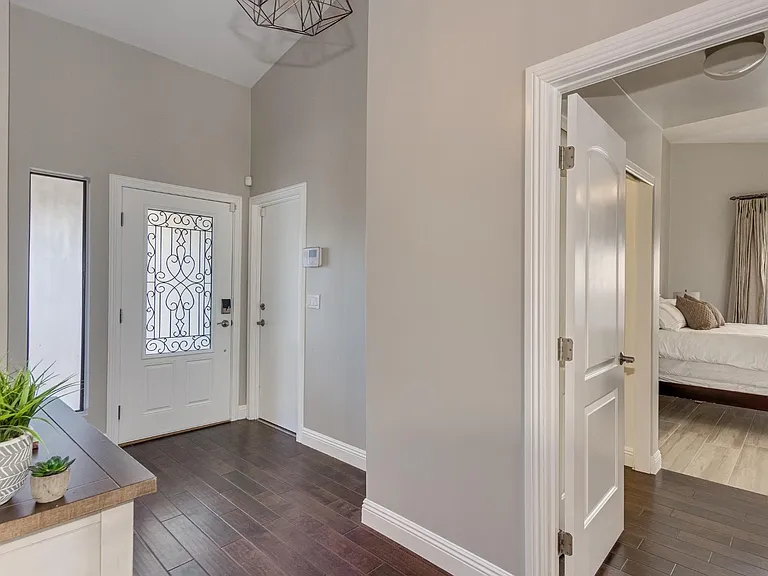 6218 E Waltann Ln — Photo 2
