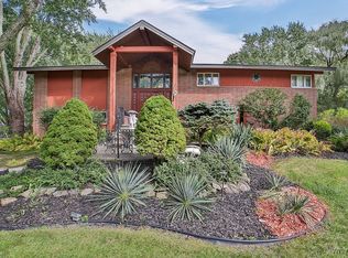 9244 Valley Stream Rd, Clarence, NY 14031