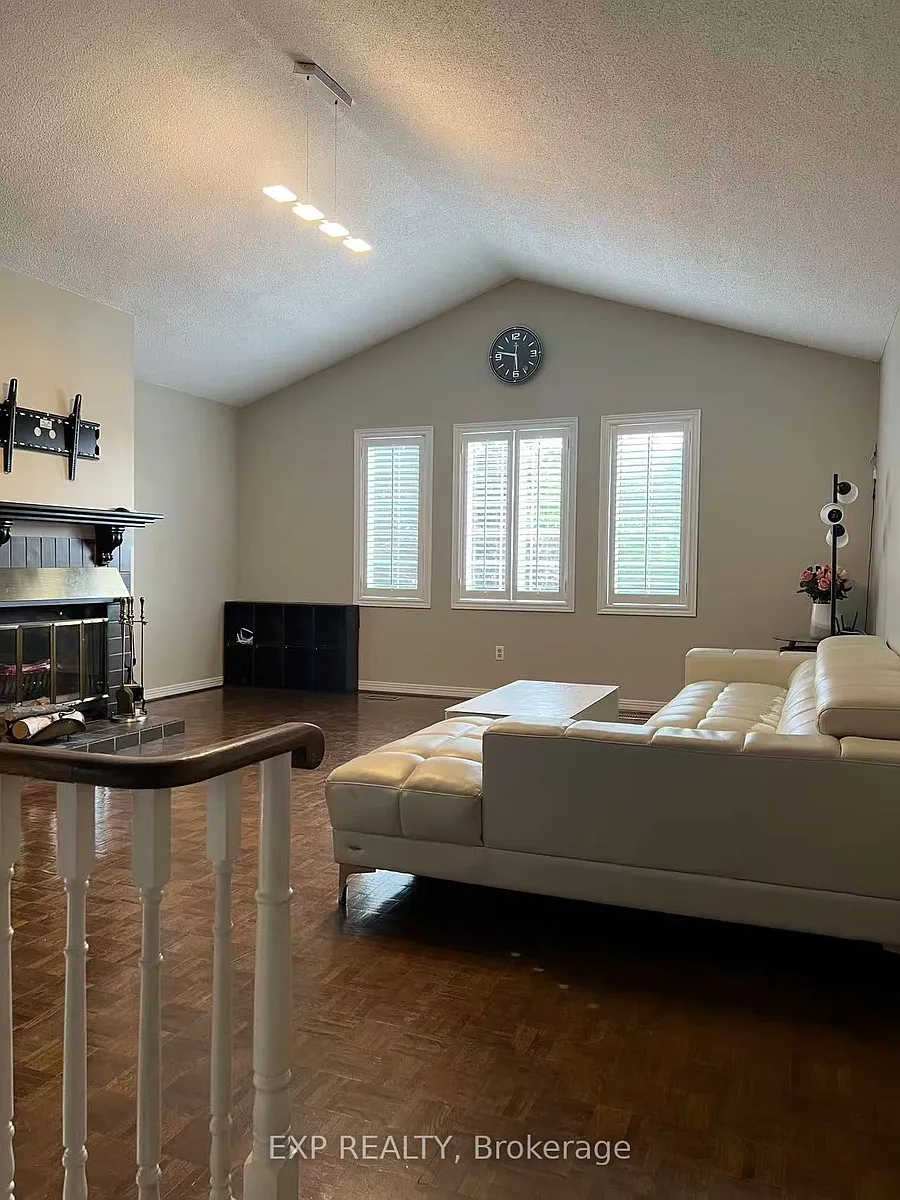 Building Photo - 1009 Meadowridge Cres #2-B