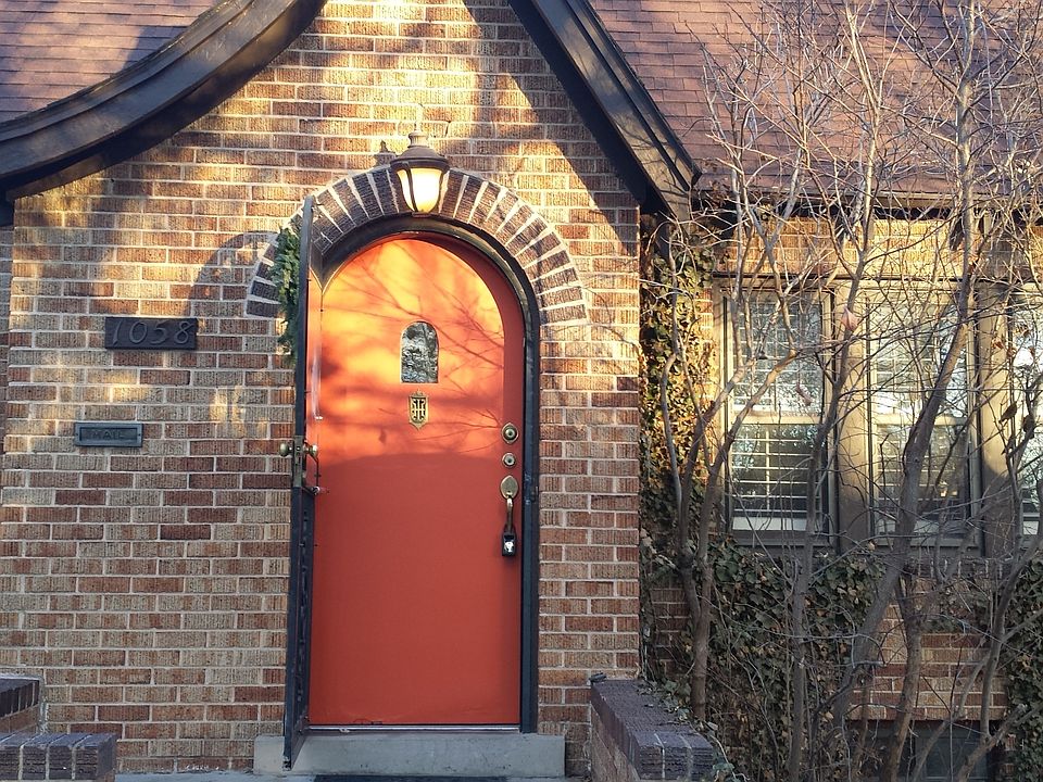 Round door and round entry