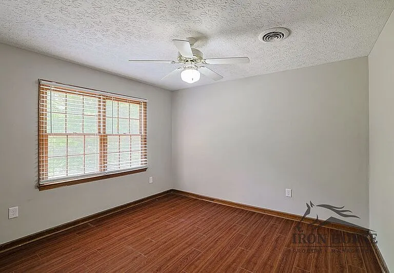 229 N Burson Ave #B — Photo 12