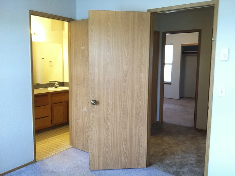 Big Rock Apartments (480 S Oak Harbor St.) — Photo 23