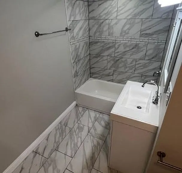 3626 W Oakdale Ave #2F — Photo 8