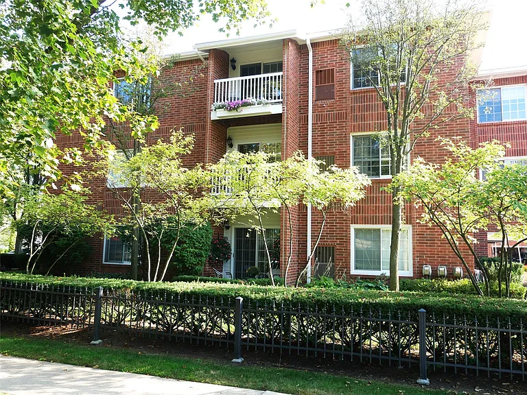 444 S Chester St #413 — Photo 7