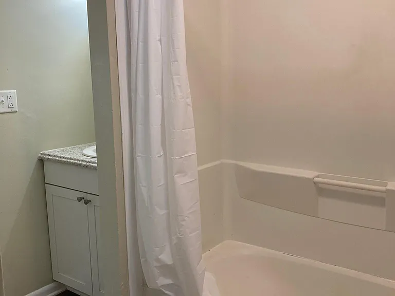 1121 Cambridge Ct — Photo 8