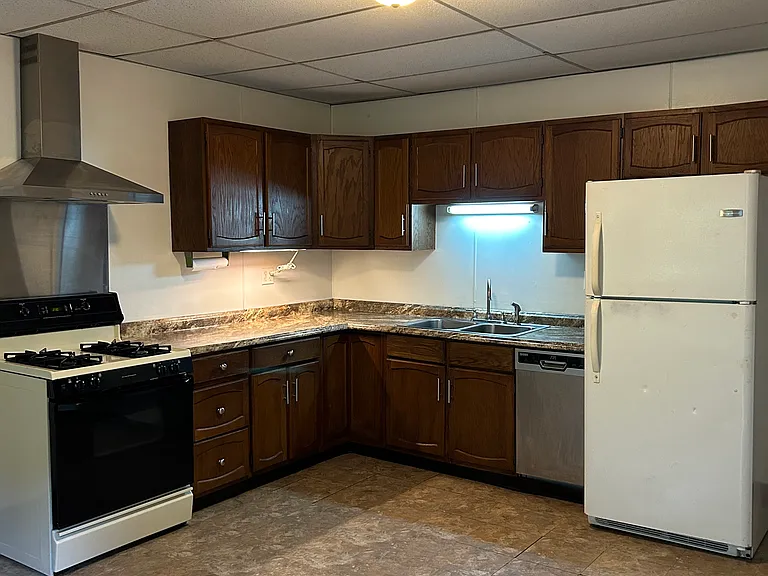 Kitchen dimensions 13 feet 5 inches x 14 feet.