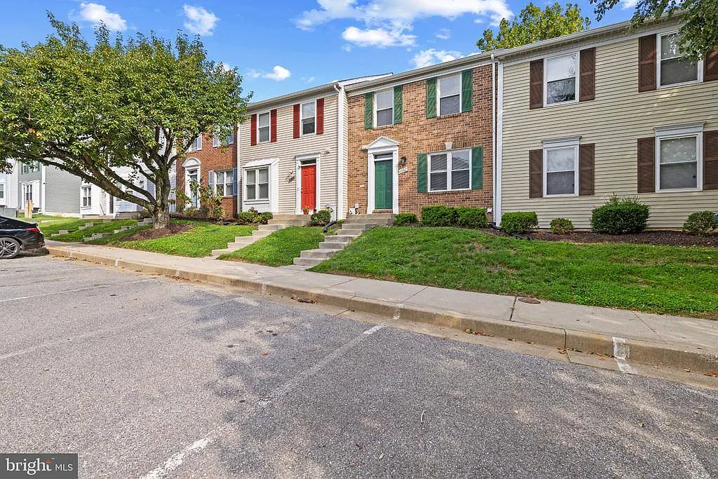 3 bed, 2.5 bath, 2200 sqft, $3,700 — Photo 2
