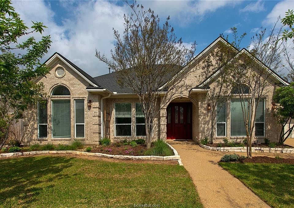 1st image of 815 Pine Valley Dr