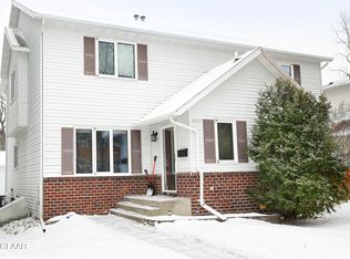 1607 4th Ave N, Grand Forks, ND 58203