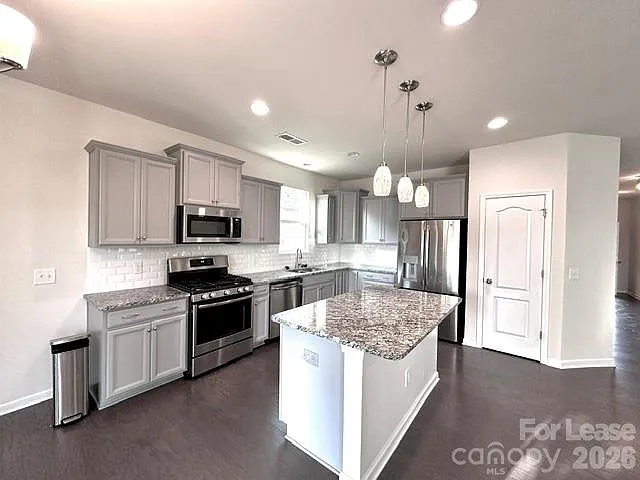 3 bed, 2.0 bath, 1560 sqft, $2,400 — Photo 3