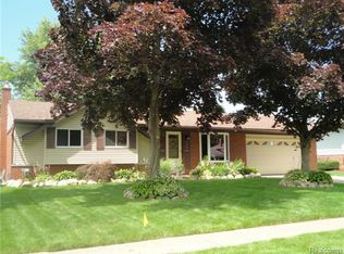 5955 Strathdon Way, Waterford, MI 48327