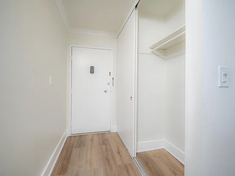 Aqua Vista #304 closets