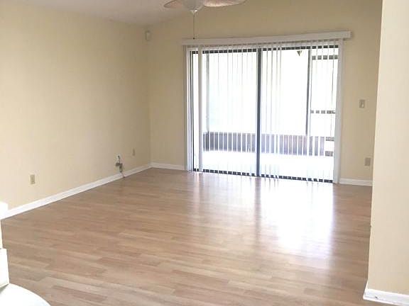 4th image of 527 Oak Mont Pl