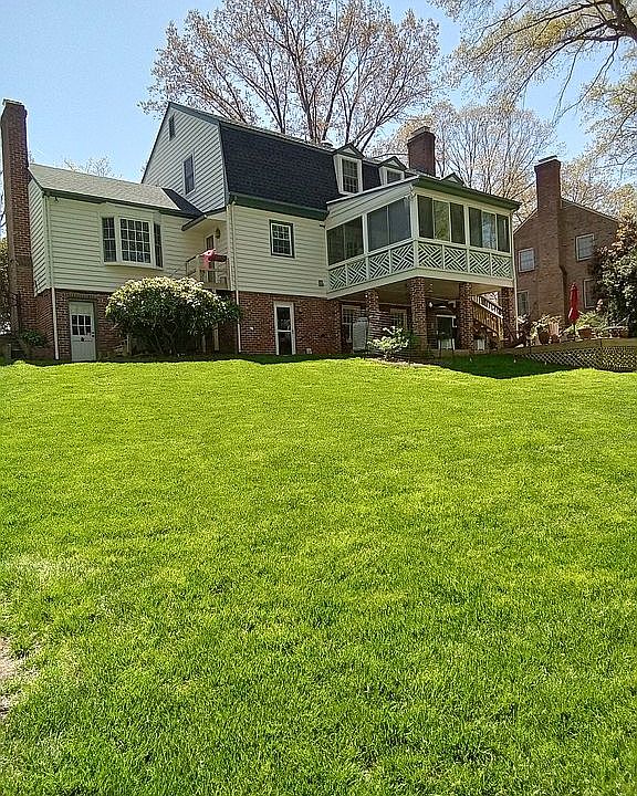 2nd image of 2217 Surrey Pl