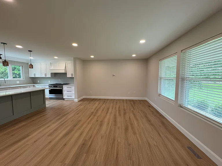 6425 Liberty Rd N — Photo 9