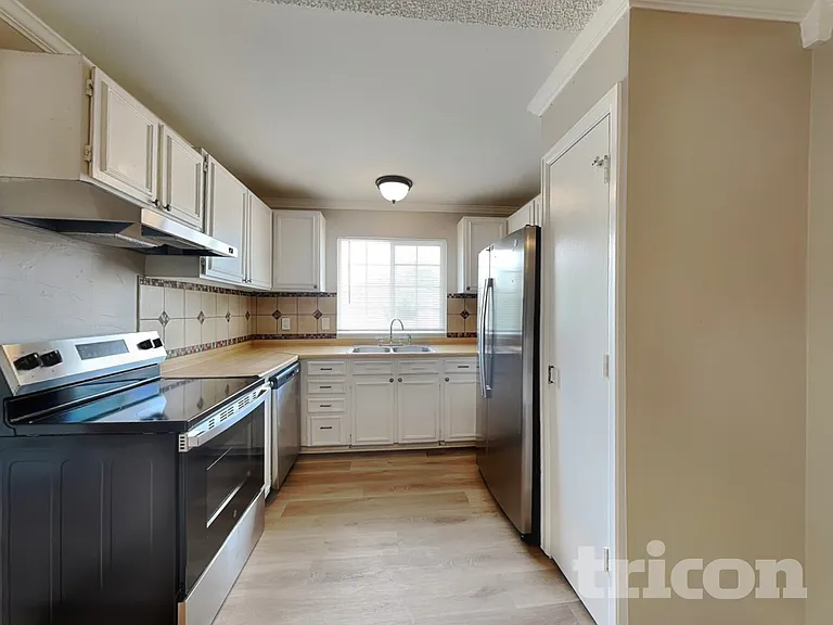 1676 Genoa St — Photo 6