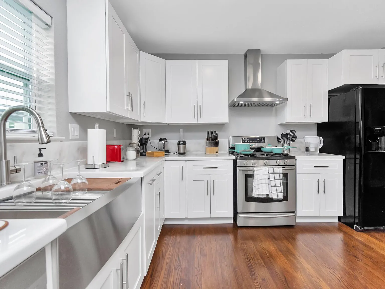 3 bed, 2.0 bath, 2118 sqft, $2,800 — Photo 3