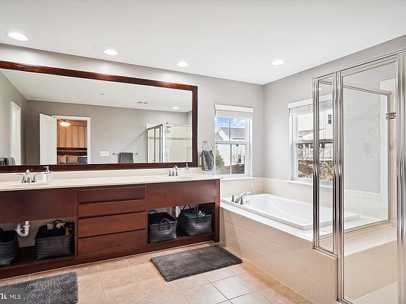 5th image of 702 Country Squire Way