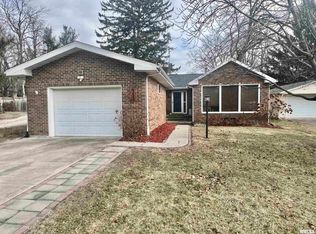 955 N West St, Galesburg, IL 61401