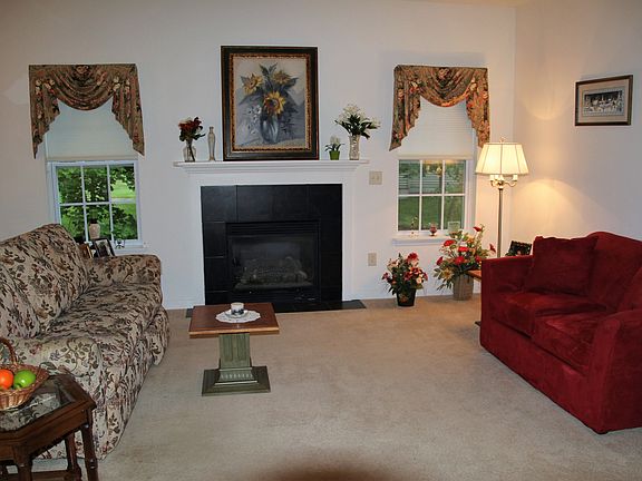 Livingroom with gas fireplac
