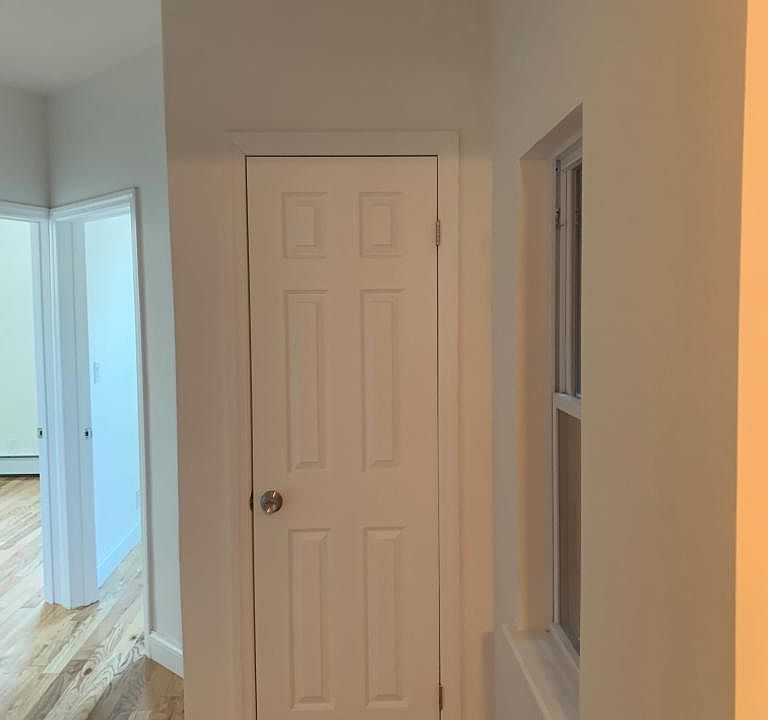1st image of 924 E 218th St #1