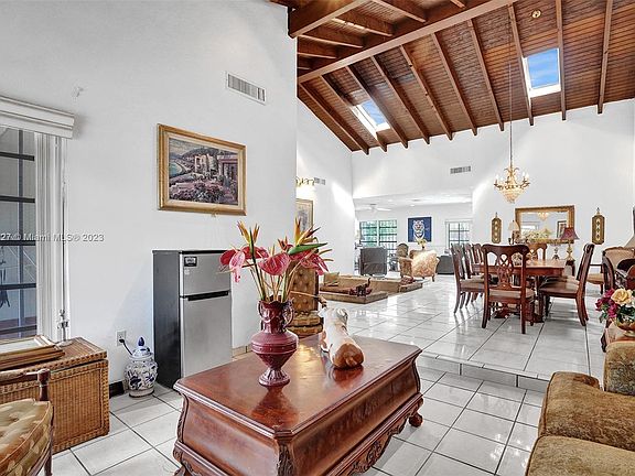 5th image of 1021 SW 88th Ct
