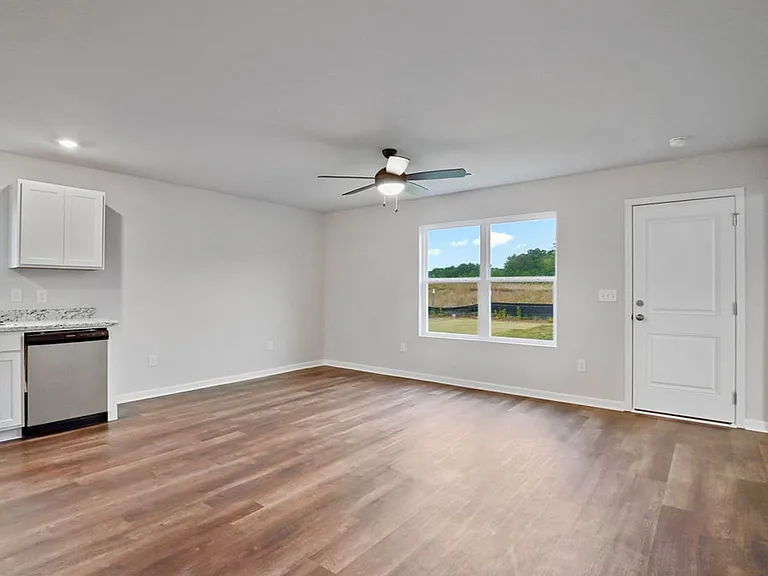 821 Ashford Dr — Photo 3