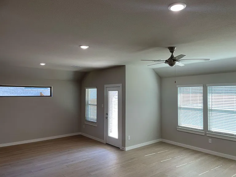 1404 Mahogany Dr — Photo 18