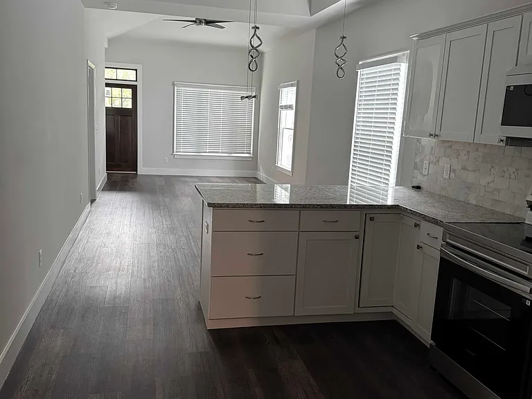 726 W Victory Dr — Photo 3