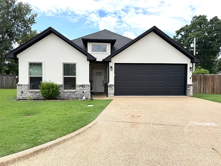 727 Cove Pl — Photo 2