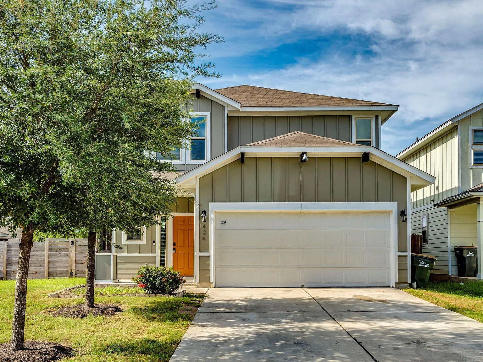 4 bed, 2.5 bath, 2042 sqft, $1,975 — Photo 2
