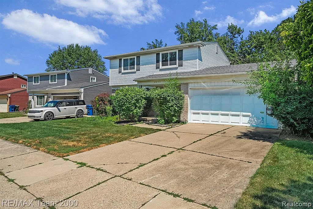 3 bed, 1.5 bath, 1642 sqft, $2,575 — Photo 3