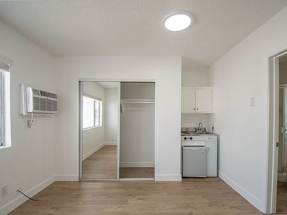 3rd image of 5321-25 Agnes Ave #25-08