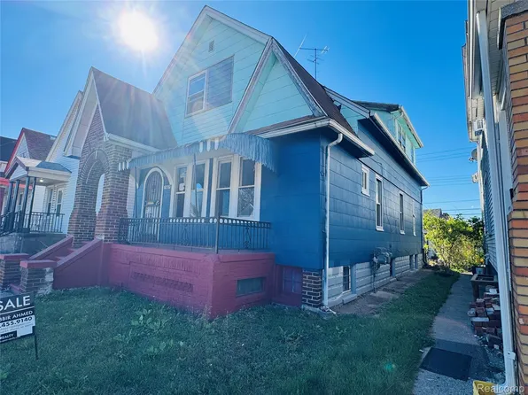 11667 Mitchell St, Hamtramck, MI 48212