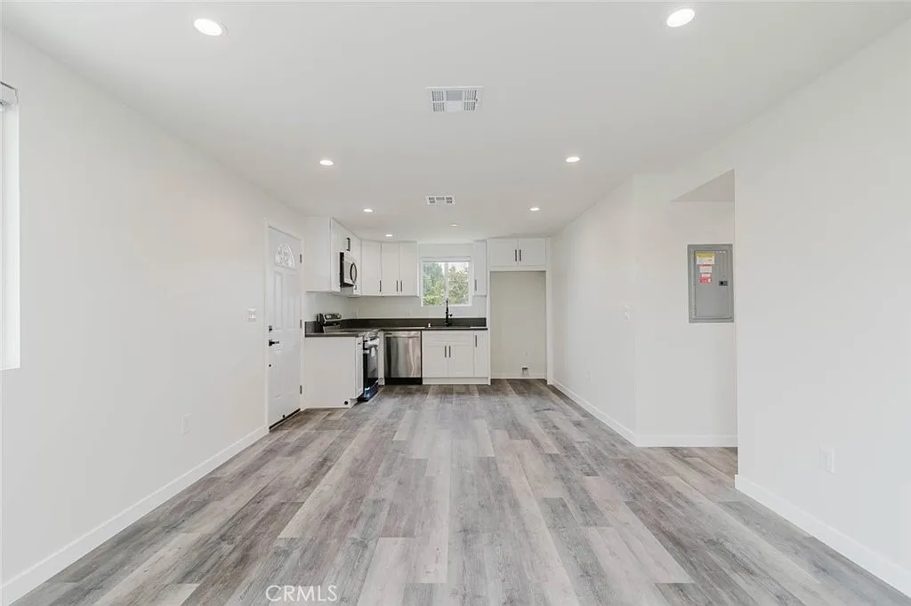2 bed, 852 sqft, $3,100 — Photo 4