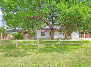 104 Royal Crest Cir, Seguin, TX 78155