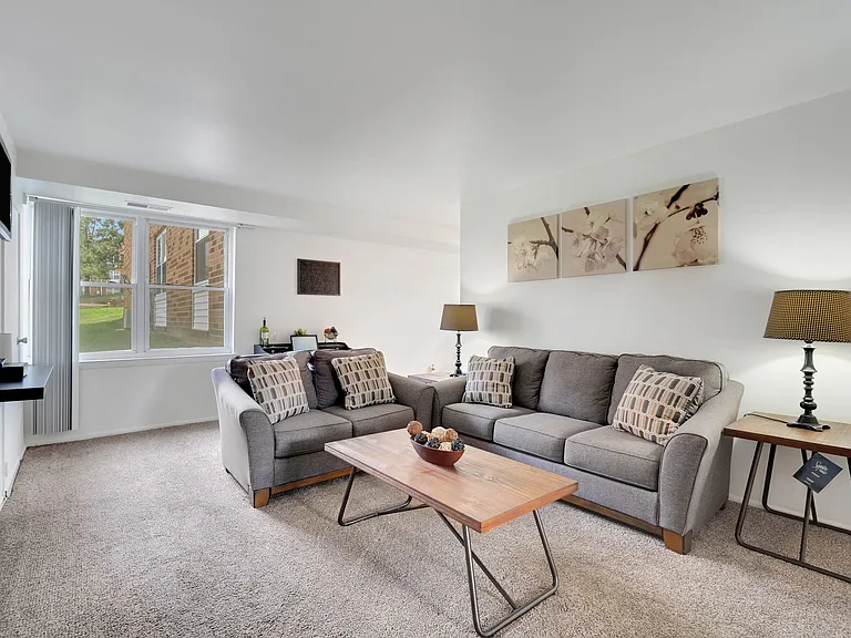 Creekside Apartments — Photo 9
